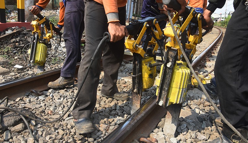 Begini Proses Perawatan Rel Kereta Api Jalur Manggarai-Tanah Abang - Bagian 2