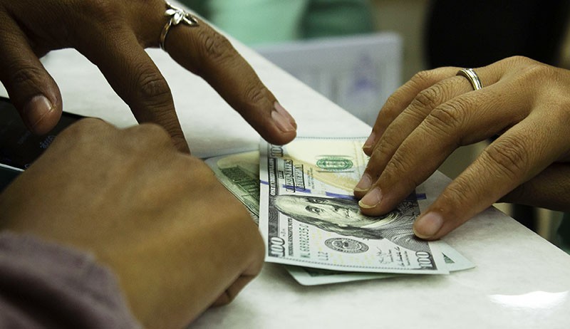 Rupiah Melemah Nyaris Menyentuh Rp15.000 per Dolar AS - Bagian 2