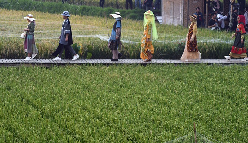 Peragaan Busana di Tengah Sawah Karya Desainer Kota Bogor - Bagian 1