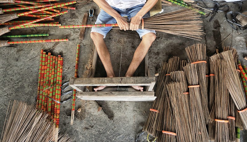 Kerajinan Sapu Lidi Buatan Gresik Diekspor ke Brunei Darussalam - Bagian 2