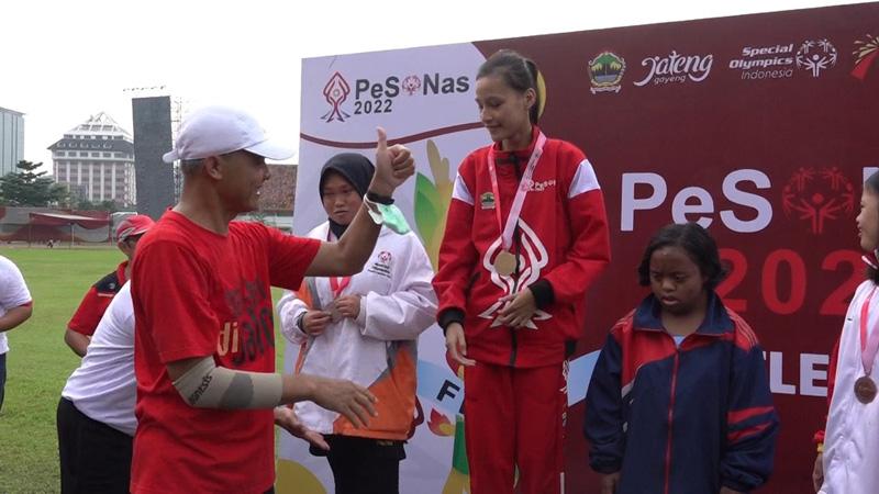  Disaksikan Ganjar, Atlet Lompat Jauh Putri Jateng Raih Medali Emas PeSONas 2022