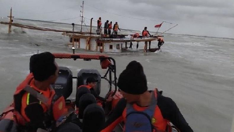 KM Bulu Saraung Karam di Sungai Maro Merauke, 11 ABK Dievakuasi Petugas SAR