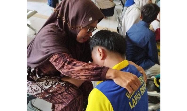  Hirup Udara Bebas, Napi di Brebes Ini Menangis Haru dalam Pelukan Ibu dan Keluarganya