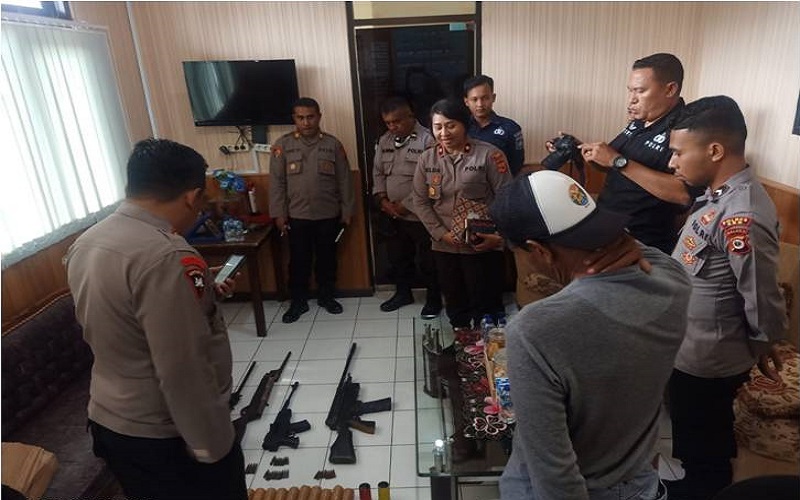 title Warga Simpan Bom hingga Pistol di Rumah, Pilih Taubat Serahkan ke Polisi Warga Simpan Bom hingga Pistol di Rumah, Pilih Taubat Serahkan ke Polisi