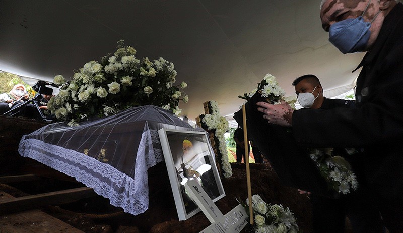 Prosesi Pemakaman Bob Tutupoly Diiringi Lagu Widuri - Bagian 1