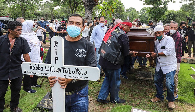 Prosesi Pemakaman Bob Tutupoly Diiringi Lagu Widuri - Bagian 3