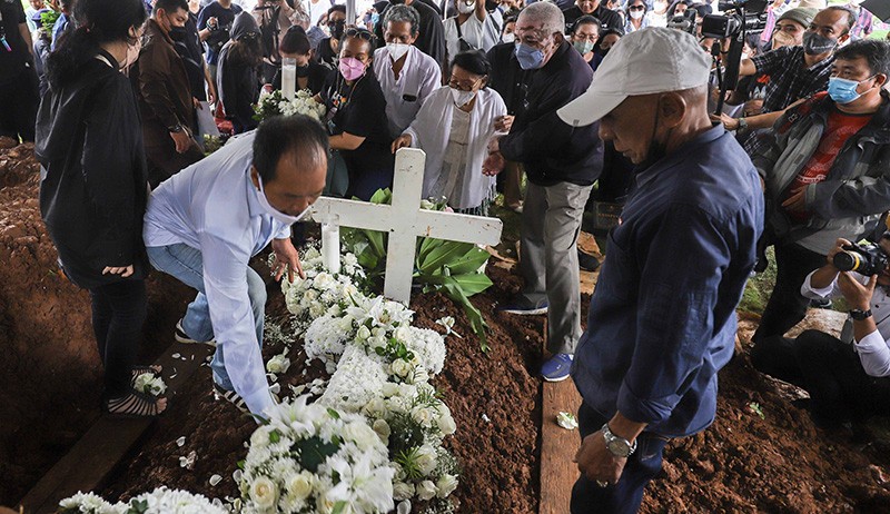 Prosesi Pemakaman Bob Tutupoly Diiringi Lagu Widuri - Bagian 2