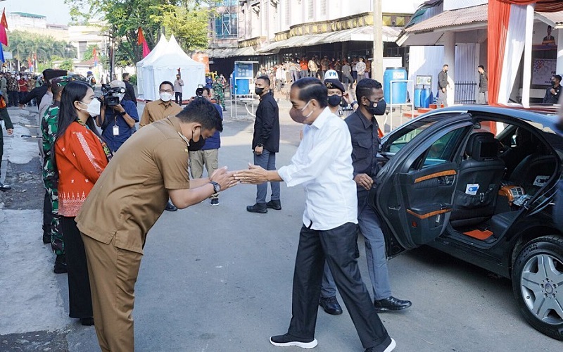 Begini Momen Bobby Nasution dan Kahiyang Ayu Sambut Jokowi di Pasar Petisah Medan