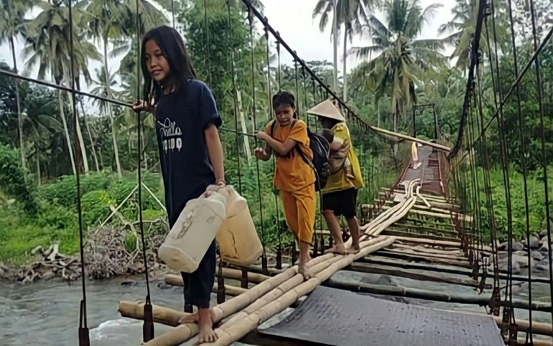 Termasuk Paling Mengerikan, Jembatan Gantung Tanjung Raman Empat Lawang Membahayakan 