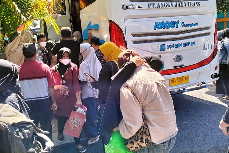 Haru, Penjemputan Siswa SMA 1 Wonosari yang Busnya Kecelakaan di Sidoarjo