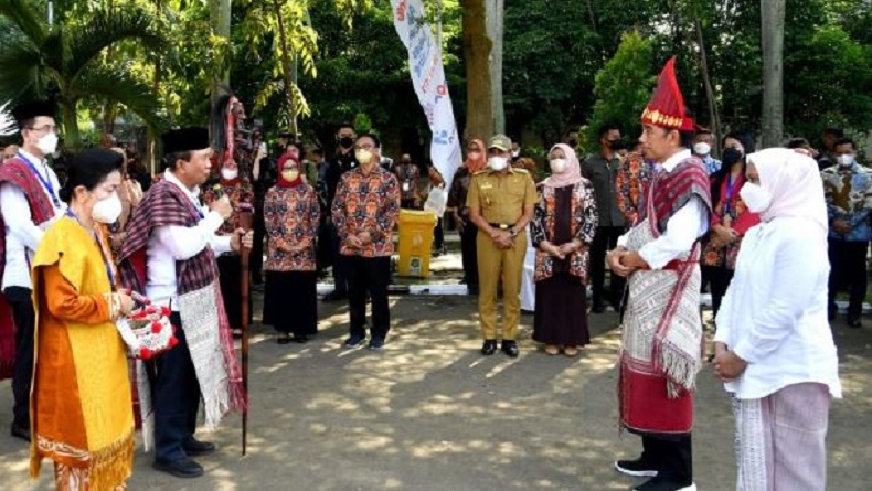Jokowi Pakai Baju Adat Batak Toba di Medan, Diberi Tongkat Balehat Raja
