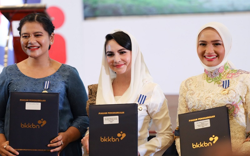 Kahiyang Ayu dan Arumi Bachsin Raih Penghargaan BKKBN