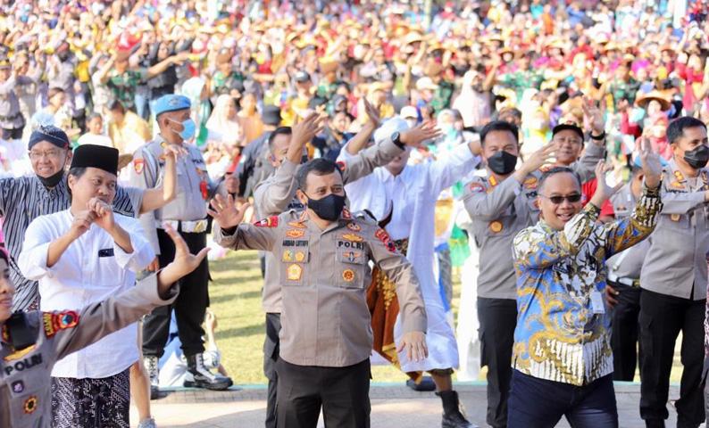 Meriahkan HUT Bhayangkara, 14.245 Penari Pecahkan Rekor MURI Tari Gugur Gunung