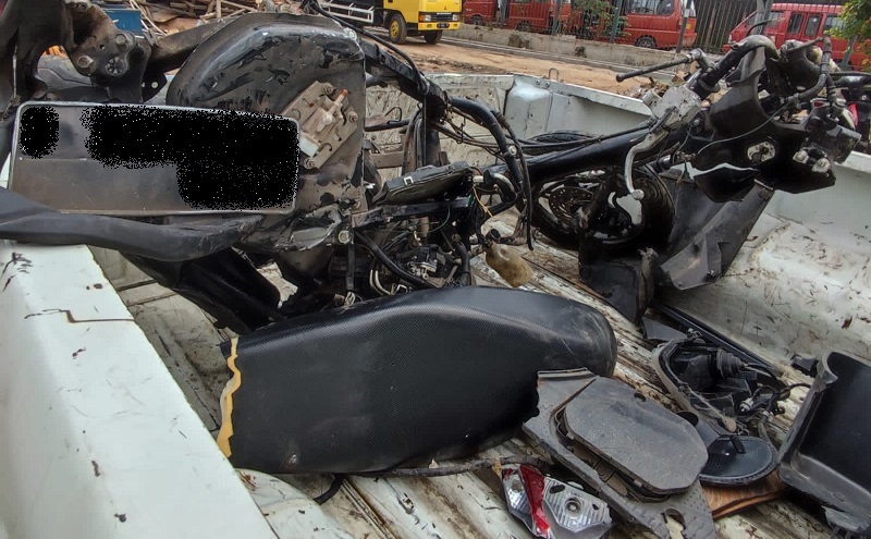 Motor Hancur Ditabrak Kereta di Bekasi, Pengemudi Ojol dan Penumpang Selamat