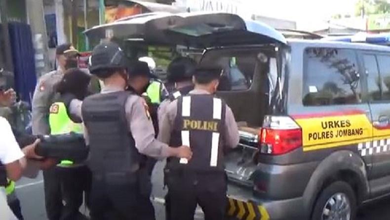 Tegang, Massa Pendukung Tersangka Pencabulan di Jombang Ditangkapi, 1 Polisi Terluka