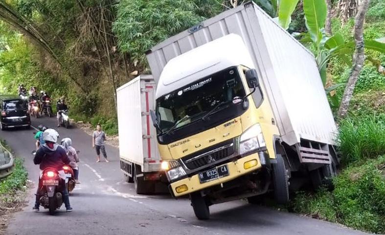 Kecelakaan di Jalan Semarang-Kendal, Truk Boks Terperosok ke Parit akibat Tak Kuat Nanjak