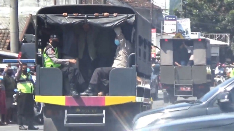 8 Truk Polisi Angkut Massa yang Halangi Penangkapan Anak Kiai di Jombang Tersangka Pencabulan