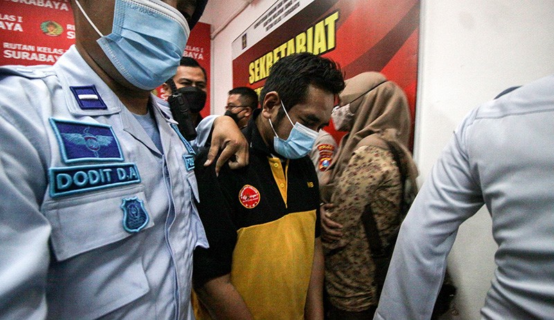 Tampang Subchi, Tersangka Kasus Dugaan Pencabulan Diborgol Polisi - Bagian 2