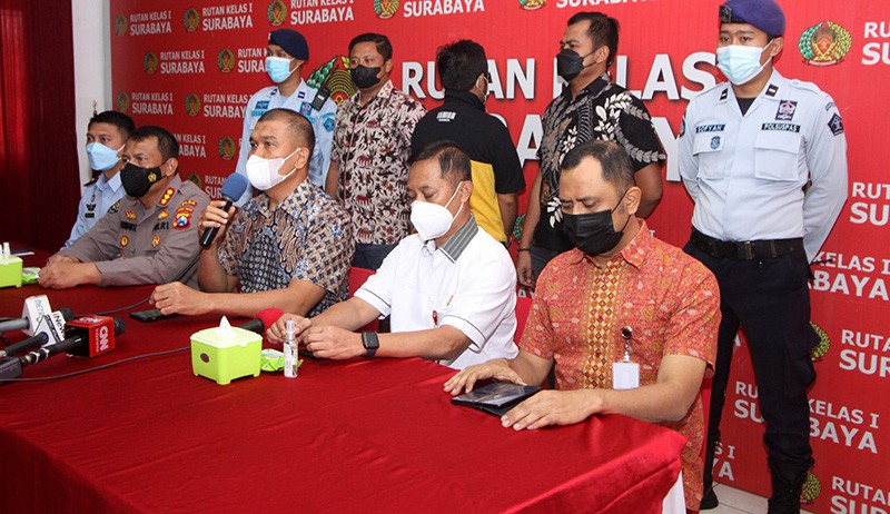 Tampang Subchi, Tersangka Kasus Dugaan Pencabulan Diborgol Polisi - Bagian 3