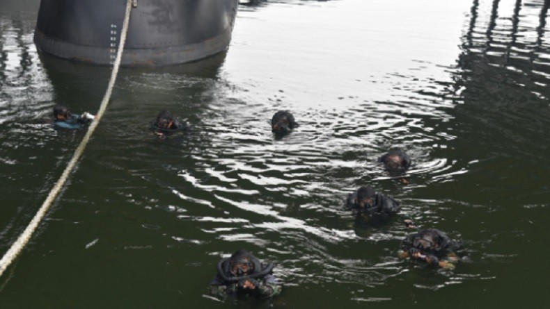 Peperangan Laut Khusus, Kopaska Infiltrasi Melalui Tabung Peluncur Torpedo Kapal Selam