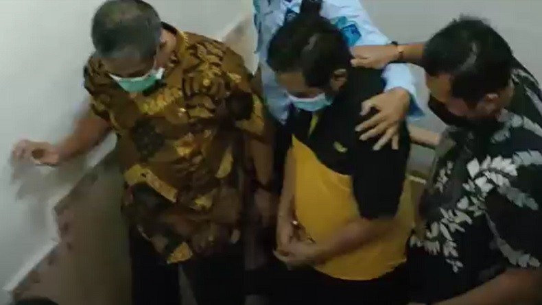 Tangan Diborgol, Anak Kiai di Jombang Tersangka Pencabulan Tertunduk Digiring Menuju Tahanan