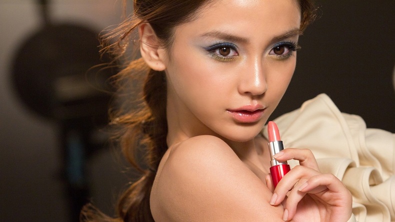 Guru Cantik Mirip Angelababy Bikin Resah Ibu-Ibu, Desak Sekolah Memecatnya