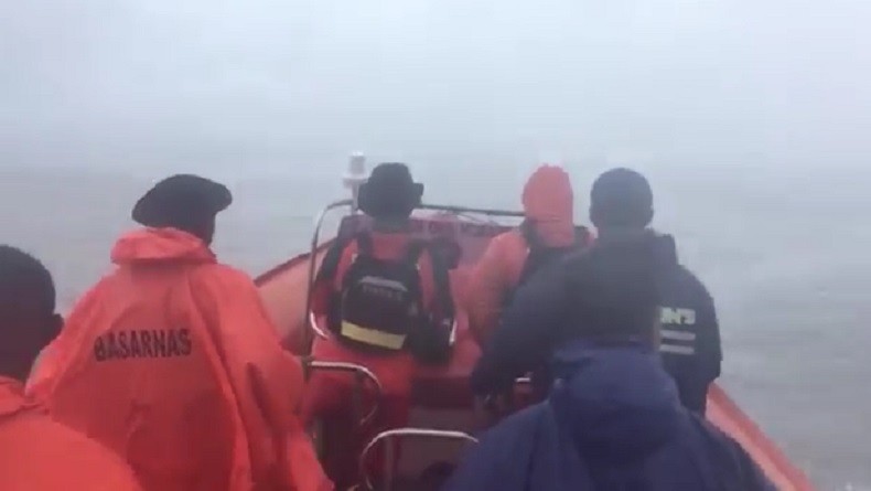 11 Korban Kapal Tenggelam di Perairan Amar Belum Ditemukan, Tim SAR Bermalam di Muara Ipaya 