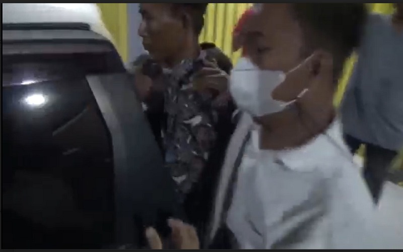 title Selain Mas Bechi, Polisi Juga Tangkap Seorang Pria Berpeci Selain Mas Bechi, Polisi Juga Tangkap Seorang Pria Berpeci