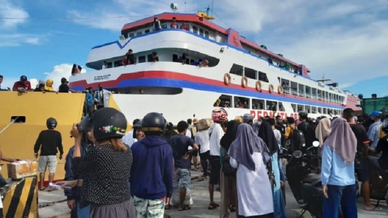 Cuaca Buruk, KSOP Ambon Tunda Pelayaran Kapal Menuju Maluku Barat Daya