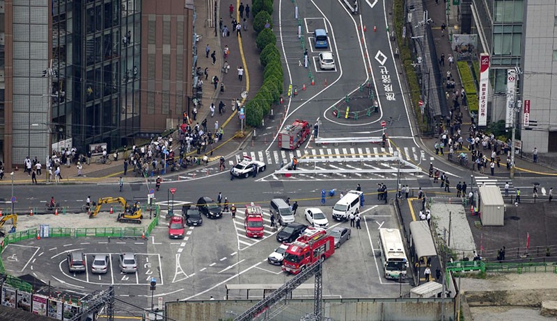 Foto Mantan PM Jepang Shinzo Abe Terkapar Ditembak saat Kampanye - Bagian 3