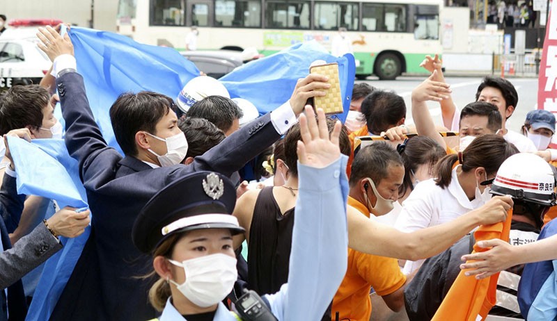 Foto Mantan PM Jepang Shinzo Abe Terkapar Ditembak saat Kampanye - Bagian 2