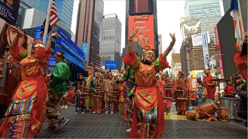 Keren Banget Penampilan Tim Muhibah Angklung Jabar di Time Square New York