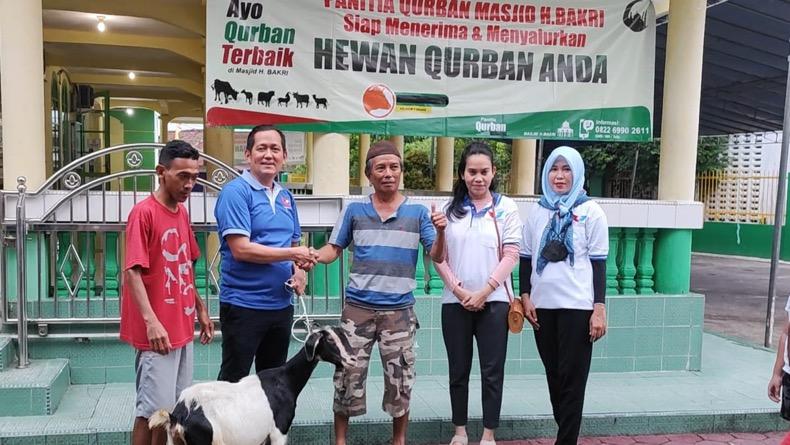 Terima Hewan Kurban, Warga: Semoga Partai Perindo Selalu Tegak dan Berjaya