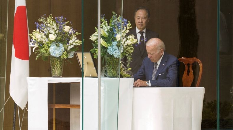 Biden Telepon PM Jepang Kishida, Ungkapkan Kemarahan dan Kesedihan atas Pembunuhan Shinzo Abe