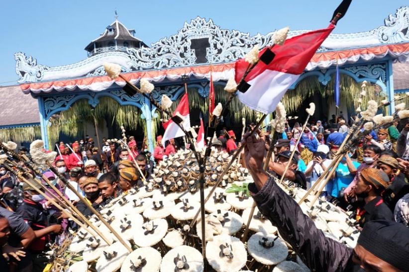 Putra Mahkota Keraton Kasunanan Surakarta Saksikan Grebeg Besar - Bagian 2
