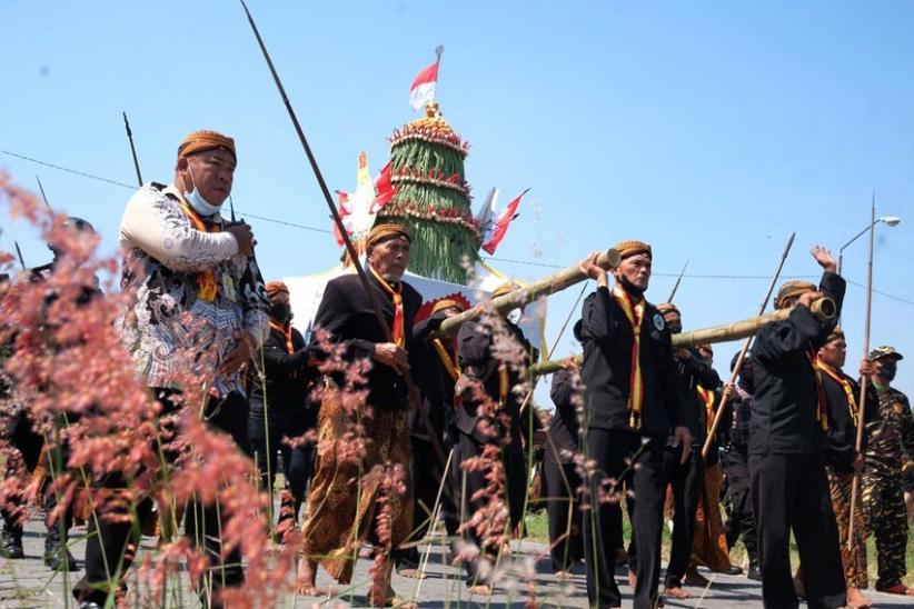 Putra Mahkota Keraton Kasunanan Surakarta Saksikan Grebeg Besar - Bagian 3