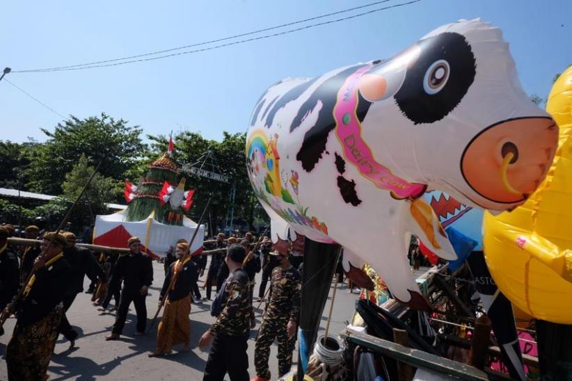 Putra Mahkota Keraton Kasunanan Surakarta Saksikan Grebeg Besar - Bagian 4