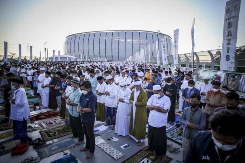   Anies Baswedan Salat Idul Adha di Jakarta International Stadium - Bagian 4
