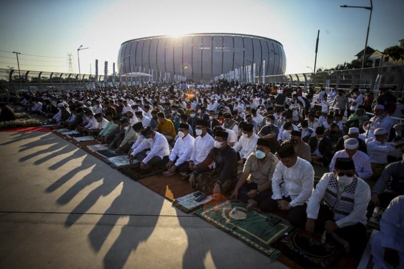   Anies Baswedan Salat Idul Adha di Jakarta International Stadium - Bagian 2