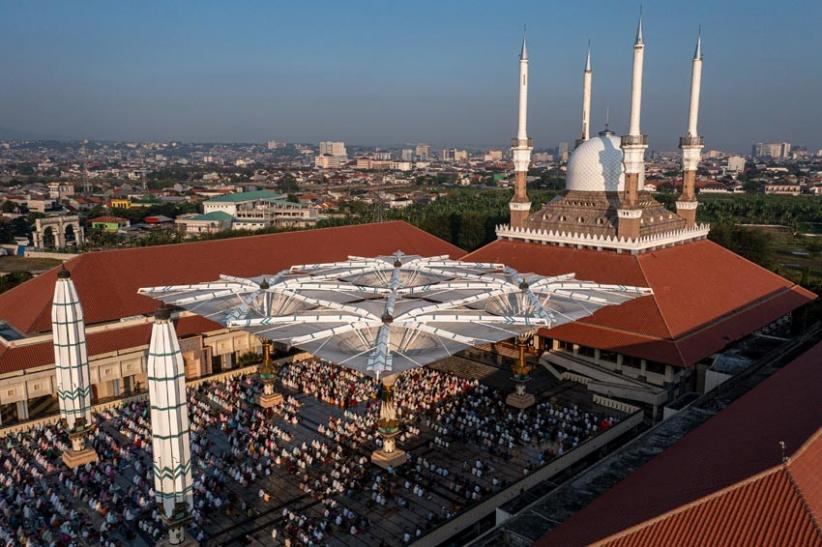  Berkapasitas 20 Ribu, Masjid Agung Jawa Tengah Dipenuhi Jamaah Salat Idul Adha - Bagian 4