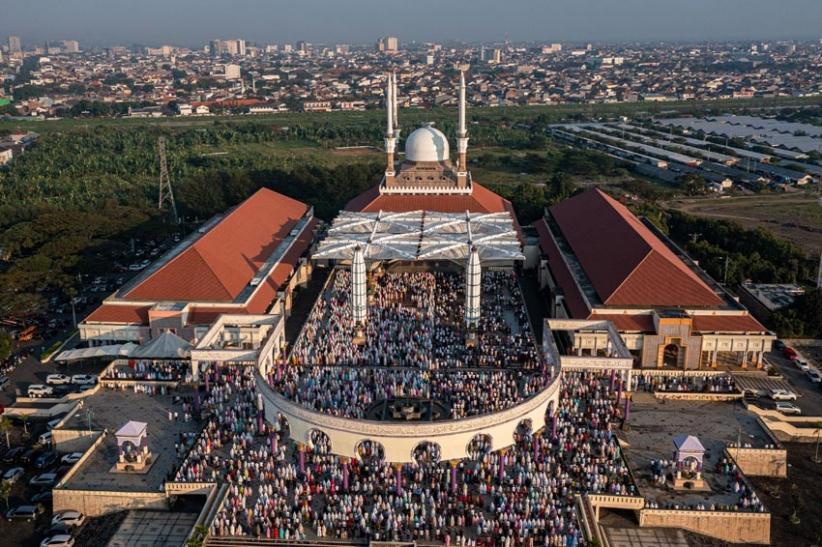  Berkapasitas 20 Ribu, Masjid Agung Jawa Tengah Dipenuhi Jamaah Salat Idul Adha - Bagian 2