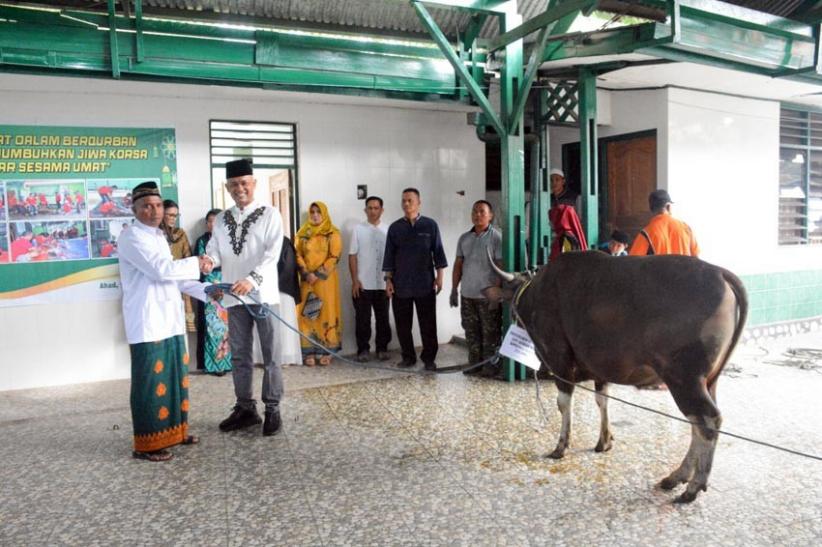  Danrem 172/PWY Serahkan Hewan Kurban di Masjid Ridho Allah  - Bagian 4