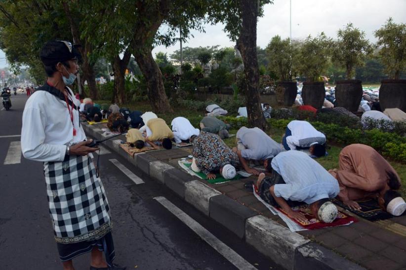 Potret Pecalang Berjaga saat Pelaksanaan Salat Idul Adha di Bali - Bagian 2