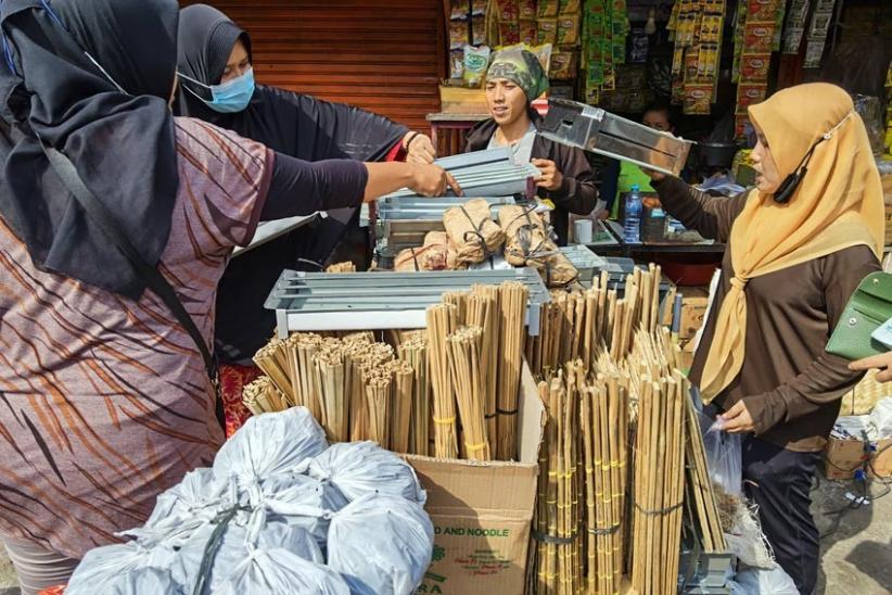 Hari Pertama Idul Adha, Pedagang Tusuk Sate di Jakbar Banjir Pembeli   - Bagian 5