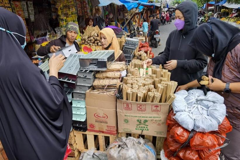 Hari Pertama Idul Adha, Pedagang Tusuk Sate di Jakbar Banjir Pembeli   - Bagian 1