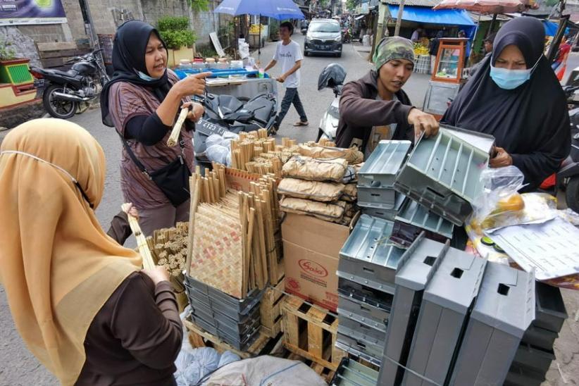 Hari Pertama Idul Adha, Pedagang Tusuk Sate di Jakbar Banjir Pembeli   - Bagian 3