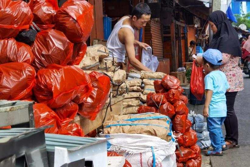 Hari Pertama Idul Adha, Pedagang Tusuk Sate di Jakbar Banjir Pembeli   - Bagian 2