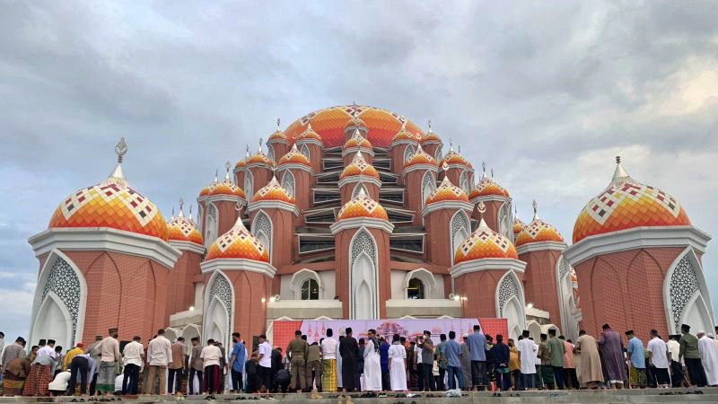 Masjid 99 Kubah di Makassar Dibanjiri Jemaah Salat Idul Adha