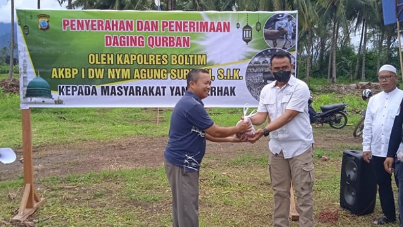 Polres Boltim Bagikan Daging Hewan Kurban kepada 200 Warga yang Berhak di Beberapa Desa