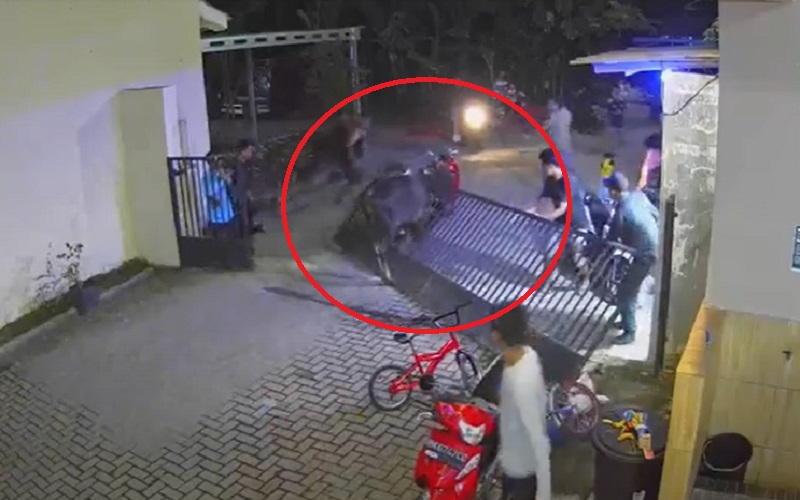 Terekam CCTV Sapi Kurban Ngamuk Seruduk Gerbang Masjid 2 Kali, Satu Bocah Terpental